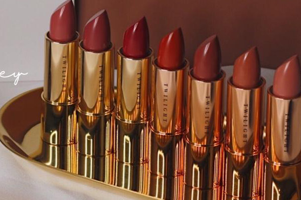 臺灣必買十大單品彩妝：眼影/Mkup素顏霜上榜(性價比高)