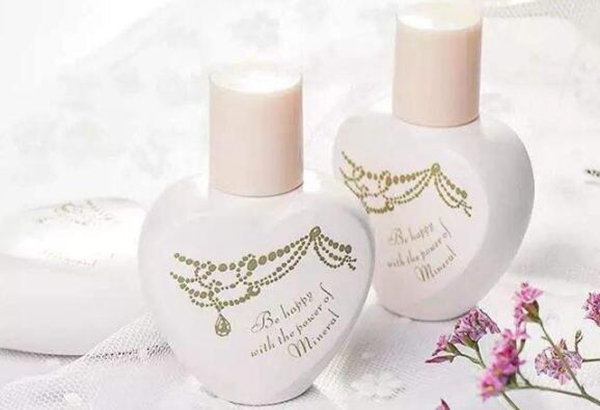 不輸大牌的十大粉底液，適合學生黨的平價好用的粉底液