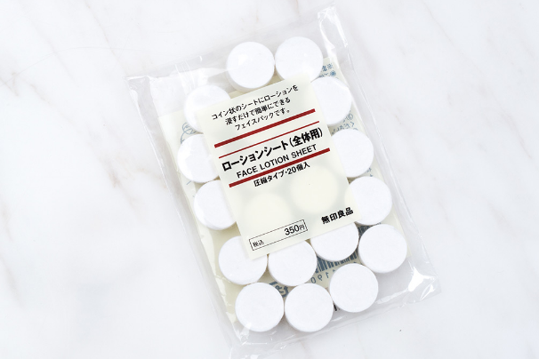 的滲透效果很好，它的材質也比較柔軟，所以很親膚，不會有過度摩擦刺激的狀況，能夠讓水分更好的被皮膚吸收。