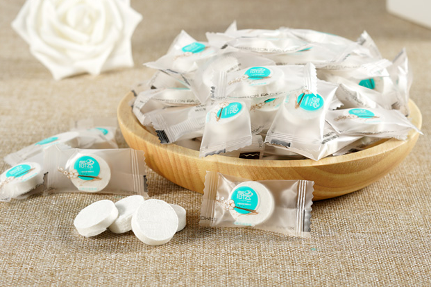 的滲透效果很好，它的材質也比較柔軟，所以很親膚，不會有過度摩擦刺激的狀況，能夠讓水分更好的被皮膚吸收。