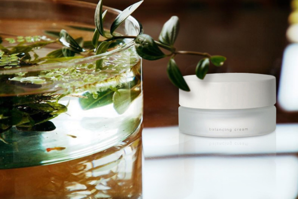 于皮膚的修復效果很好，滋潤度也足夠高，臉部缺水緊繃的問題能夠迅速緩解;多層微囊技術(shù)還可以改善角質(zhì)受損的問題，讓肌底越來越穩(wěn)定，整體的水油也會維持在平衡狀態(tài)。  　　參考價格：690RMB/40ml