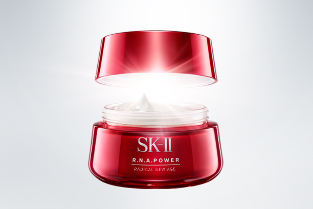 于皮膚的修復效果很好，滋潤度也足夠高，臉部缺水緊繃的問題能夠迅速緩解;多層微囊技術(shù)還可以改善角質(zhì)受損的問題，讓肌底越來越穩(wěn)定，整體的水油也會維持在平衡狀態(tài)。  　　參考價格：690RMB/40ml