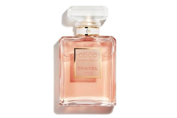 Chloe最近特別熱門的一款香水，味道超級甜美，包裝也是特別有少女心，紛紛的瓶身很吸引人。香水的味道是比較有個性的小蒼蘭藿香，中調則是布拉斯李，聞起來很神奇，有著一種雨后森林的清爽感，特別迷人。