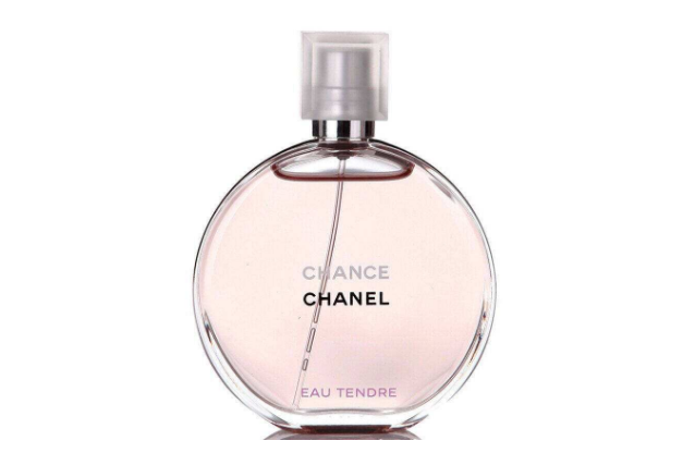 Chloe最近特別熱門的一款香水，味道超級甜美，包裝也是特別有少女心，紛紛的瓶身很吸引人。香水的味道是比較有個性的小蒼蘭藿香，中調則是布拉斯李，聞起來很神奇，有著一種雨后森林的清爽感，特別迷人。