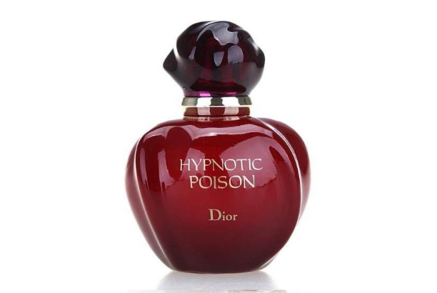 Chloe最近特別熱門的一款香水，味道超級甜美，包裝也是特別有少女心，紛紛的瓶身很吸引人。香水的味道是比較有個性的小蒼蘭藿香，中調則是布拉斯李，聞起來很神奇，有著一種雨后森林的清爽感，特別迷人。