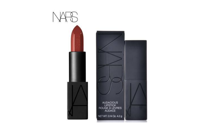  　　5、嘉娜寶CHICCA新水潤(rùn)口紅：嘉娜寶這款口紅的質(zhì)地很水潤(rùn)，涂起來(lái)就是非常有光澤感的類型，平時(shí)嘴唇容易起皮的人很合適。