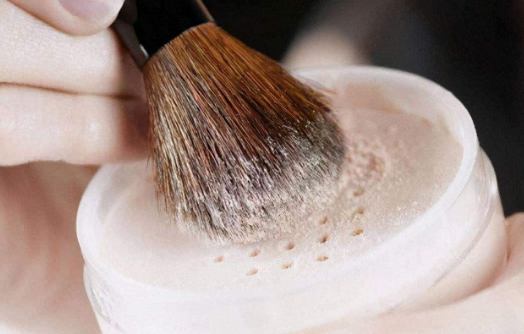 散粉、蜜粉、粉餅和蜜粉餅的區(qū)別？定妝的正確方法介紹