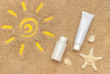 涂防曬霜需要用卸妝水還是用洗面奶