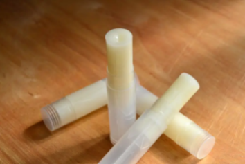 唇膏有異味還能用嗎 唇膏保質(zhì)期一般是多久