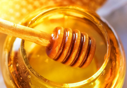 嘴唇干裂可以涂什么東西 嘴唇干裂起皮怎么快速消除