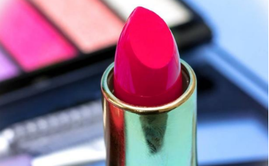 口紅用完了怎么把剩下的部分推出來